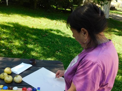 Janina Ataman podczas malowania