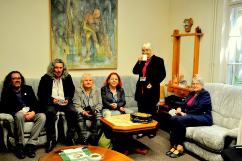 Pokaż: I tak się trudno rozstać